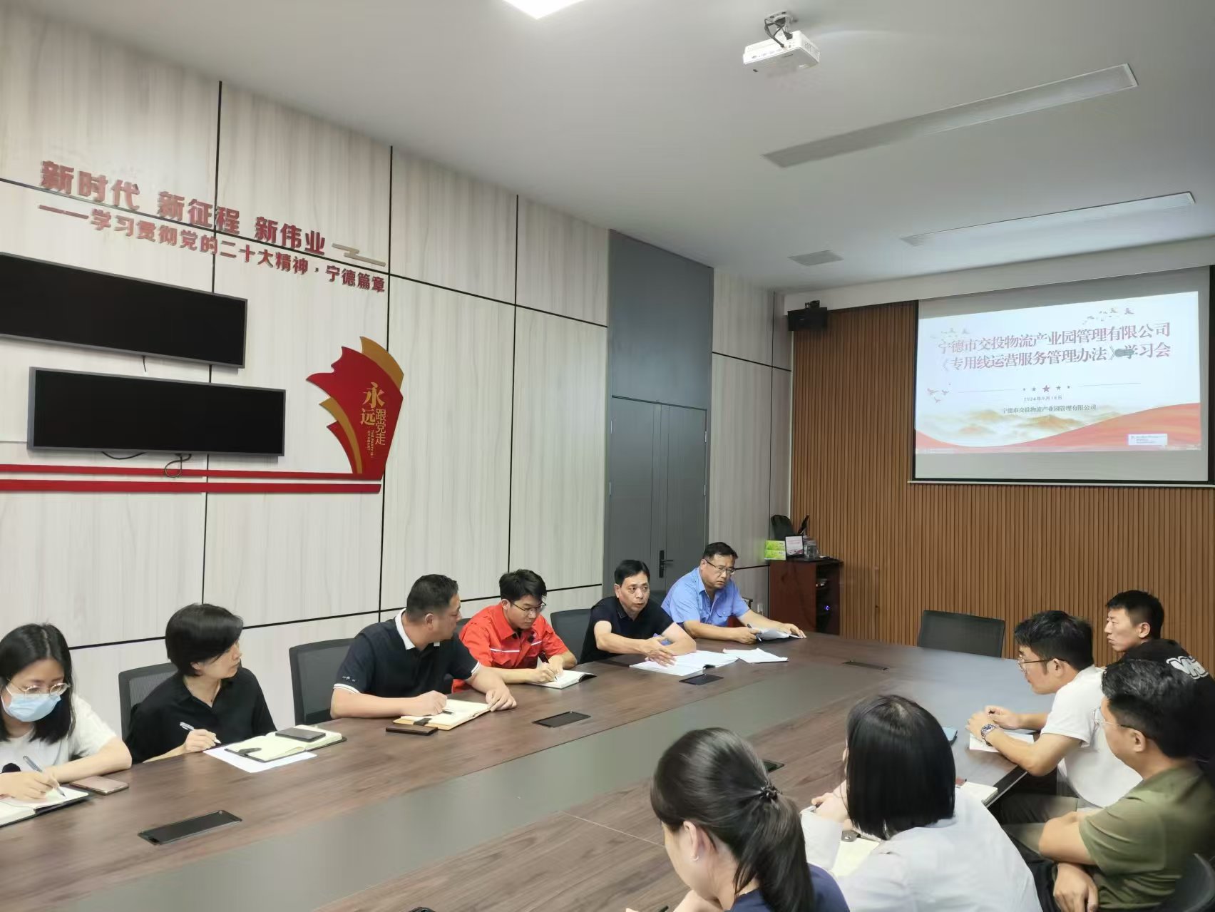 福州鐵路物流中心寧德鐵路物流營業(yè)部領(lǐng)導(dǎo)深入寧德陸港開展愛車宣傳活動，張長明拍攝.jpg